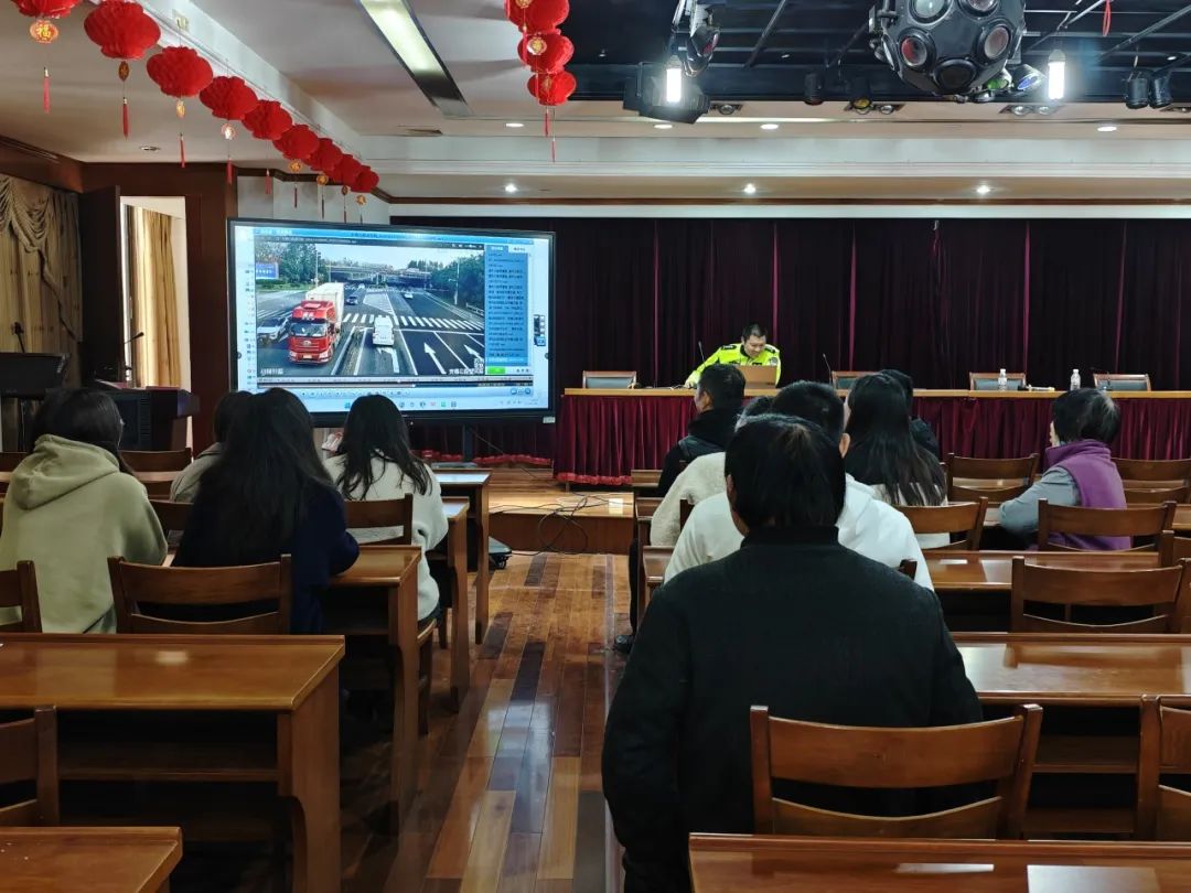 Phi đội cảnh sát giao thông Dongbang đã đến nhà máy để thúc đẩy an toàn giao thông đường bộ